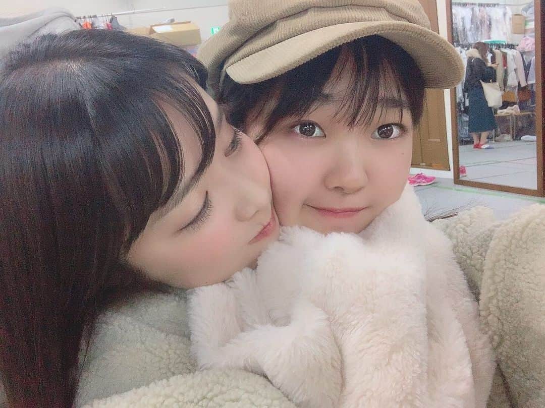 のインスタグラム：「間違いなく一番一緒に写真を撮った、しおね。 しおねは座組で愛されるNo.1の子ですね。赤ちゃん。かわいい。話すと面白い。たまに泣いちゃうとこもまた可愛い。 とても居心地がいい子です。  ノッキンではほぼ話してないからこんなに仲良くなれるとは思わなかったけど、仲良くなってしおねの魅力にたくさん気づきました。 また共演しようね！  #アリアリデッドリー #池澤汐音  #2019年も終わりなので写真一気出し」