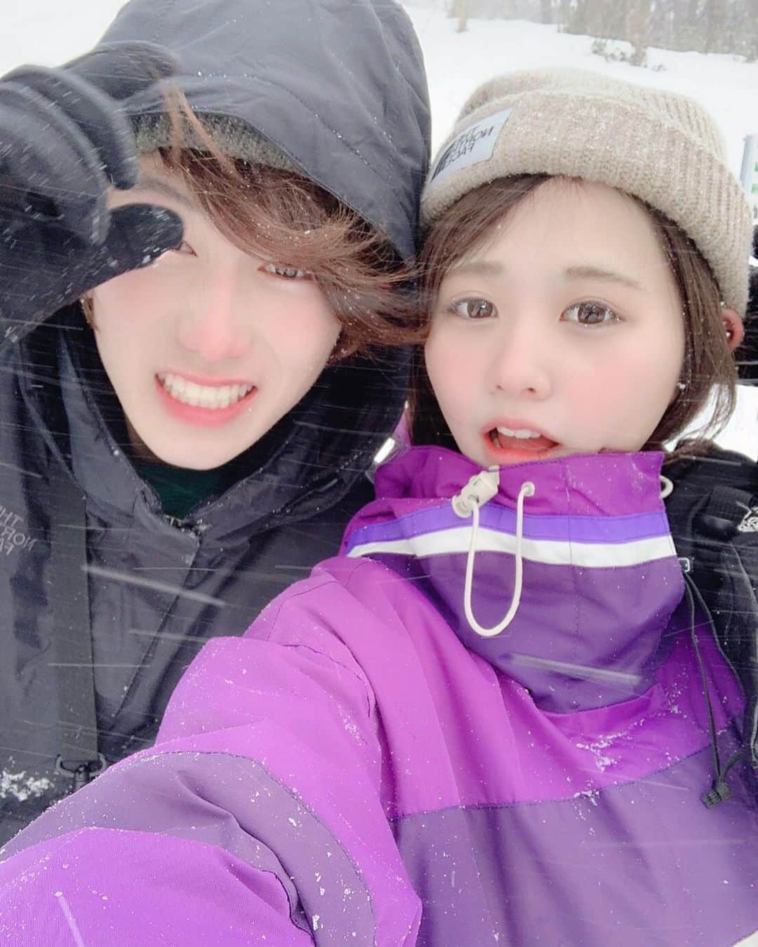 のインスタグラム：「2019年最後の日はスノボしてきました 🏂 ♡ ･ 寒くて顔が真っ赤になっちゃったけど楽しかったよ❄ ･ まひろと一緒に今年1年を終えられることが幸せです𓂃𓈒𓏸 ･ みんなにもたくさん支えていただいた1年でした。 ありがとうございました☺️ 来年もはやめいをよろしくお願いします♡ ･ #はやめい#アクセサリー#ピアス #ピアス女子#ネイル#カップル#デート #ヘアカラー#セルフィー#スノボ#たんばら #ペアルック#ニット帽#winter#❄ #Instadaily#OOTD#photooftheday #selfie#me#love#swag#igers #followme#좋아요#좋아요꾹#팔로미 #팔로미#패션#셀카#셀카스타그램」