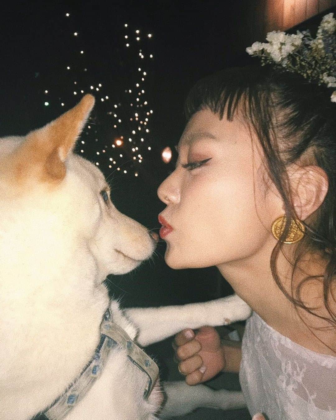 sayocoのインスタグラム：「やっとやっとやーっと仕事納まった😽♥️ 来年もマイペースな私ですが、 どうぞ宜しくお願いいたします🙇‍♀️ (写真は🐕にちょっと嫌がられてる私。笑) ・ 今年はこれから大好きちゃんたち 3家族で年越し👨‍👩‍👦👫🏽👩🏻‍🤝‍👨🏿👈 #楽しいかよ」