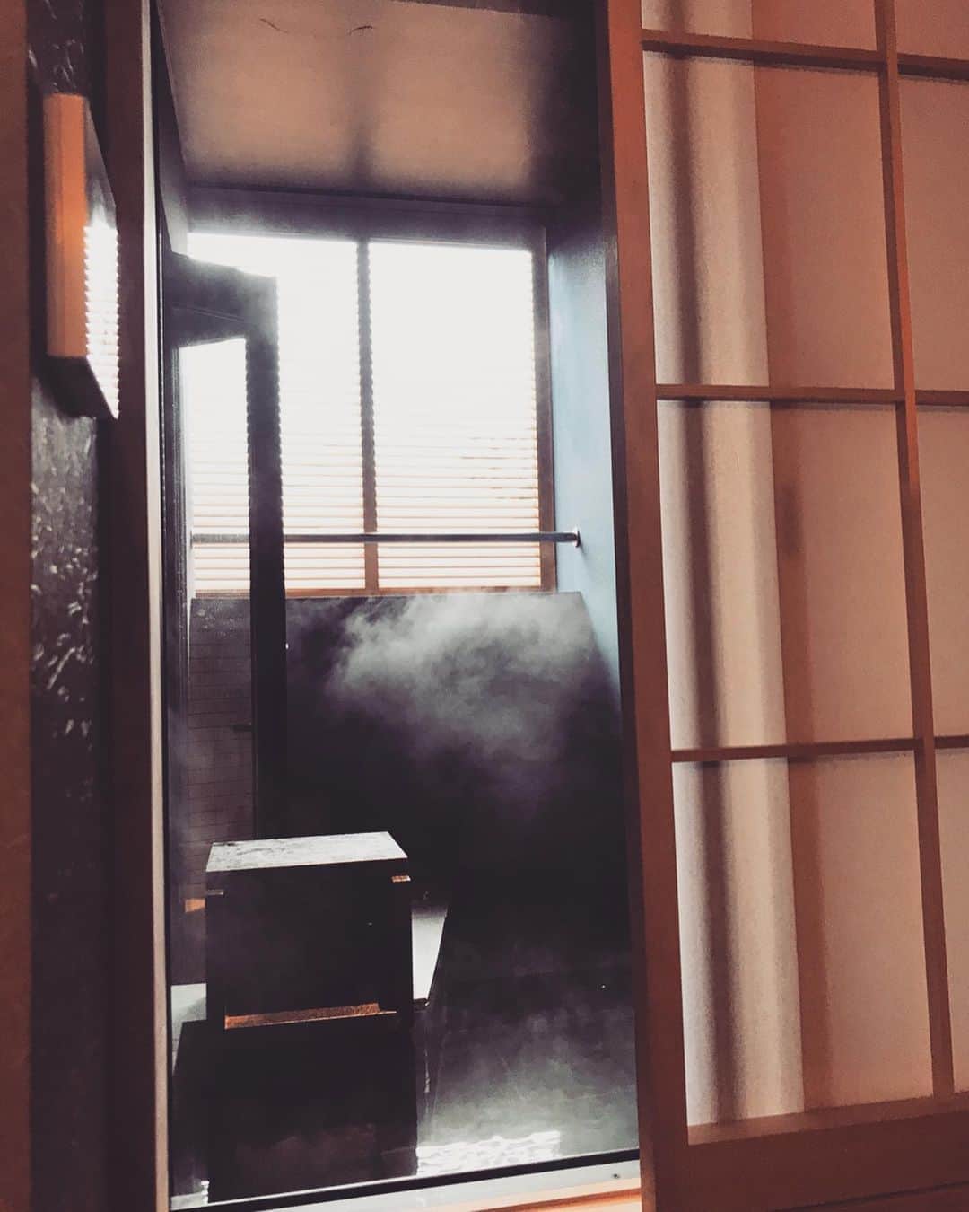 野原遥さんのインスタグラム写真 - (野原遥Instagram)「_ _ 2019年最終日！ _ 今年は神奈川県は箱根にある温泉宿で、まったりとした時間を過ごしています♨️♡ _ 和テイストで落ち着いた空間が広がるお部屋には、露天風呂が付いていて好きな時に好きなだけ入れちゃう🧖‍♀️✨ 朝晩付いているご飯も、どれもすっごく美味しくて幸せな年末💓 _ _ 目まぐるしくも1日1日が濃厚で意味のある時間を過ごせた2019年は、私のこれまでの人生の中でも非常に印象のある1年だったなと静かに振り返る最終日です😌。 _ 中でも、いろいろなタイミングが重なって参加した"バチェラー・ジャパン シーズン3"🌹 _ バチェラーがきっかけで多くの皆様と出会えた事。 様々な事を乗り越えて今回私が参加出来たという事には、とても大きな意味があると感じています。 _ 多くの事を学んだ2019年の経験を活かし、2020年のアップデートに繋げていきたいと思います。 _ お世話になった皆様には、心からの感謝をお伝え致します。 _ それでは皆様、良いお年をお迎えください！☺️🌹 _ #2019年 #年末 #箱根 #一の湯 #温泉 #バチェラー3 #野原遥 #ありがとう」12月31日 20時35分 - noharu1021