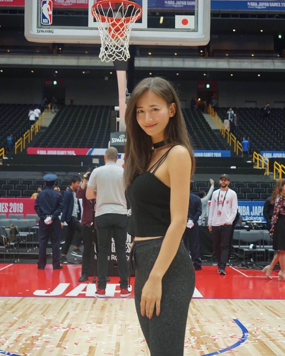 宮河マヤさんのインスタグラム写真 - (宮河マヤInstagram)「2019 NBA✨の前に! Can't believe its 2020 in 3 hours!今年結束吧✨皆様、2019年も本当にありがとうございました！素敵な新年をお迎え下さい🎍🙇‍♀️❤️﻿ ﻿ 今年も大好きなNBAと関わる事が出来て、心の底から光栄です。沢山の選手にお会いし、緊張と刺激の連続。インタビューに来ないはずの選手がいきなり目の前に現れてインタビュー、なんて事もあるけど、それも大好きな事のひとつ（笑）﻿ ﻿ どれだけ緊張していても、事前準備していれば頭が真っ白でも自然と言葉が口から出てくる、不思議です。トレーニングとは違った意味で鍛えられる！！とっても貴重で楽しい一年でした。﻿ ﻿ Thank you @nba Looking forward to 2020✨☺️﻿ ﻿ そして、独立2年目で日々支えてくれる社長兼プロデューサー兼マネージャーの長谷川悠子さんにも感謝の気持ちでいっぱいです。二人三脚で、彼女がいたからここまでこれました。来年もどうぞ宮河マヤ、そして Gain Promotionを宜しくお願い致します。@yuko_hasegawa_ ﻿ #nba #2020 #バスケ #お正月」12月31日 20時27分 - maya_m0901