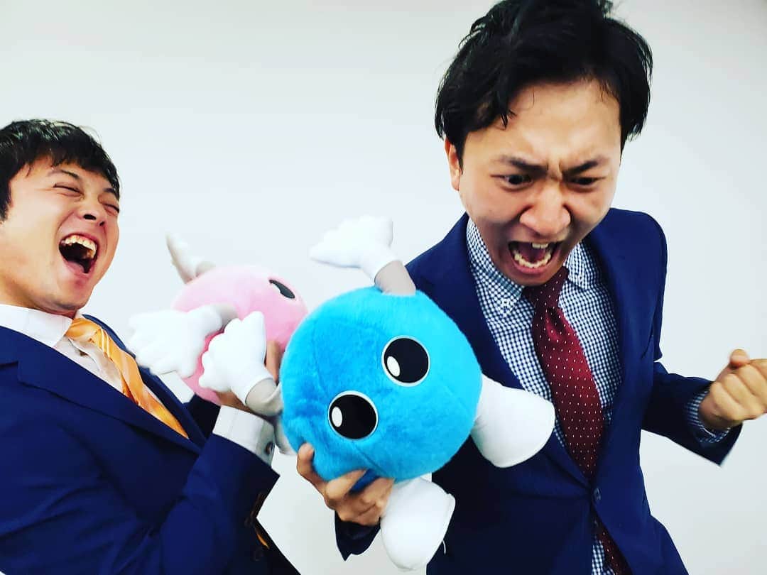 飯田嘉太のインスタグラム：「2019年スポーツ実況で嬉しかったこと☺️ 春の高校バレー･石川県代表 女子決勝を初めて実況させて頂きました👍  18年連続出場を狙う女王･金沢商業と 創部10年目で初出場を目指す金沢学院の戦い🏐  試合は3-0で金沢商業でしたが 金沢学院も来年に繋がる素晴らしい粘り🙌  解説の櫻井さんにたくさん助けて頂きながら 終えることが出来ました‼  高校スポーツって素晴らしい✨  また次に向けて頑張る原動力になりました😆  そんな金沢商業、春高バレーの初戦は1月5日☝️ 相手は愛媛県代表･松山東雲です💥  一戦必勝でファイト💪  #2019 #令和初 #春高バレー #春の高校バレー #石川県 #代表決定戦 #金沢商業 #金沢学院 #初めての #実況 #石川テレビ #アナウンサー #announcer #秋末械人 アナ #飯田嘉太 #躍動感 #良いお年を #年末年始 #大晦日 #2020年」