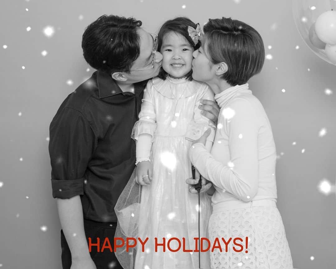 のインスタグラム：「2019년, 내사랑 라니가 건강히 잘 커주었고 우리가족에게 라돌이가 생겼습니다. 그것만도 참말 행복하고 감사했습니다. 그뿐만이 아니었던 올해의 복들 마음깊이 간직하고, 새해 더욱 열심히 진심으로 살겠습니다ㅡ 새해 복 많이 받으세요!」