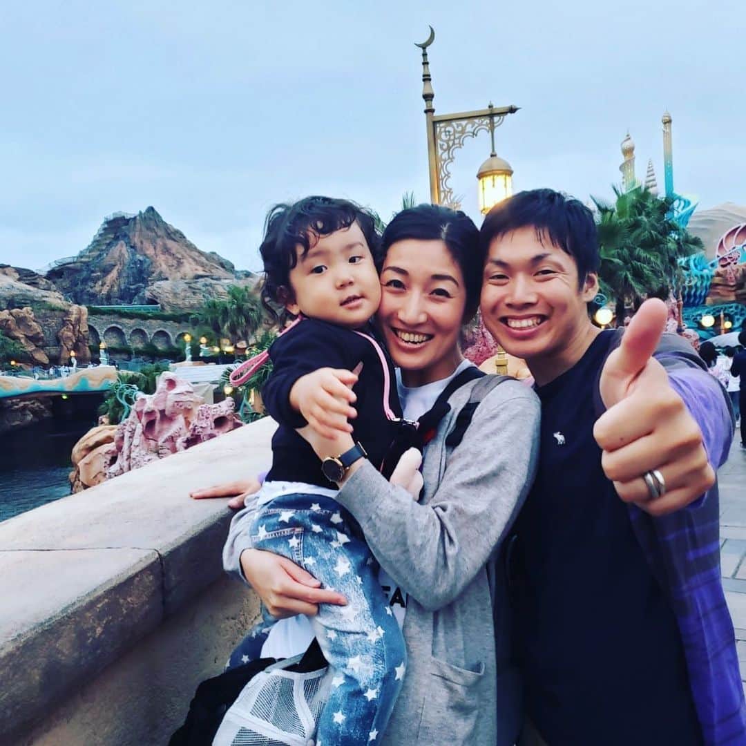 のインスタグラム：「2019年も皆様、大変お世話になりました。 様々な場所で多くの人との出逢いがありました！ 水泳では選手たちがインターハイ、JO、国体で多くの種目で表彰台に乗る姿を見ることができていい思いをさせてもらいました！  家庭では合宿遠征続きでゆっくり家にいることが少ない中、息子には寂しい思いをさせてしまっていますがすくすくと大きく育ってくれて、寝顔に癒されます。 こうして水泳に打ち込めるのもいつも応援してくれている妻と息子のおかげです☆  2020年は指導者として少しでも核を固めていけたらと思います！  来年もよろしくお願いします！  #水泳 #豊川 #KJ #妻に感謝 #2020 #前進あるのみ」