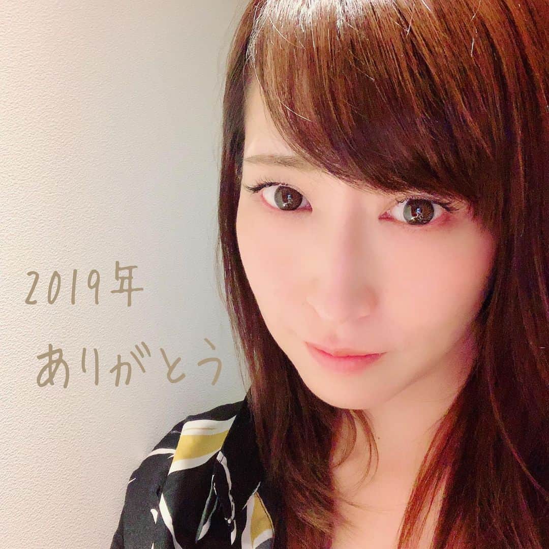 名塚佳織さんのインスタグラム写真 - (名塚佳織Instagram)「✿ ‎2019年 ありがとうございました(ت) ‎皆さまのおかげで幸せでした♡ ‎2020年もよろしくお願いします,,>᎑<,, ‎良いお年をお迎えください✿」12月31日 20時43分 - nazuka_kaori424