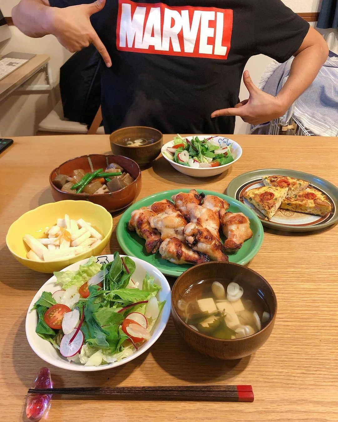 山崎愛香さんのインスタグラム写真 - (山崎愛香Instagram)「. 今年の大晦日はお家でまったり過ごしております。 自分への戒めとして、我が家の夕飯を ストーリーにあげ続けていましたが、 いつの間にやら「アメコミ好きの旦那さん」 が定着した1年でした🦸🏻‍♂️🦸🏻‍♀️ 毎日無事に帰ってきてくれてありがとう。 一緒に食卓囲んでくれてありがとう。 2020年も仕事も家庭も楽しんでいきたいと思います❤️ そして、誰か海外で良いTシャツを見かけたら 買ってきて欲しいです🙋🏻‍♂️🙋🏻‍♀️笑 #我が家の食卓 #いつもストーリーにあげてました #年末スペシャル #Tシャツアーカイブ #今年はTシャツのツッコミありがとうございました #来年も料理頑張ります #アメコミ #アメコミ好き #アメコミ旦那」12月31日 20時37分 - manaka_yamazaki
