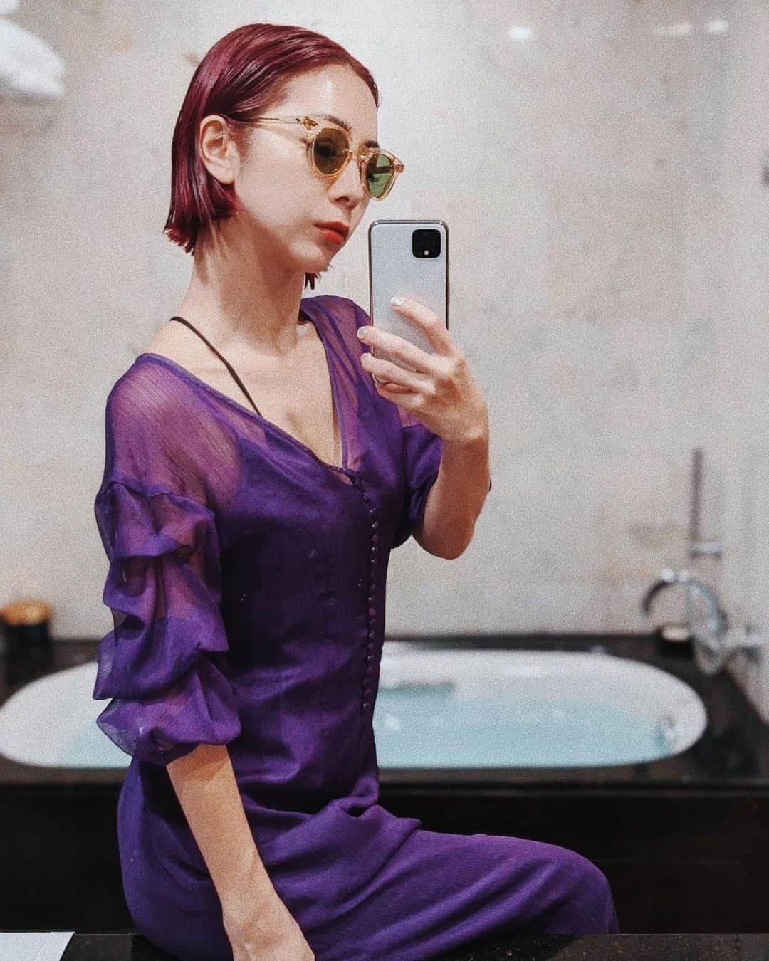 荻原桃子さんのインスタグラム写真 - (荻原桃子Instagram)「PURPLE DRESS💜  でSTAR ISLAND行こうかと試着したりしてたけど  シンガポール来てから浮腫みとか 蕁麻疹とか色々調子悪くて  今からお風呂で汗流してから行く事にしましたw  袖が可愛いシアーなワンピースは3月発売のUN3D.新作ドレス  軽くて薄くて暑い季節に持って来いな大人ワンピース💜  こちらは只今19:38  皆様良いお年をお迎えください！！ . . .  #UN3D @un3d_official」12月31日 20時39分 - momokoogihara