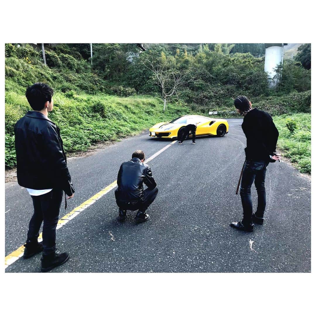 中垣悟のインスタグラム：「2019年皆様ありがとうございました。 . 色んな事がありましたがなんとか生きてこれました。 2019年ギリギリまでがんばってみようかなと思います。 そして来年もこの三人にチカラを借りつつがんばりますのでよろしくお願い致します。 #FREAK福岡」