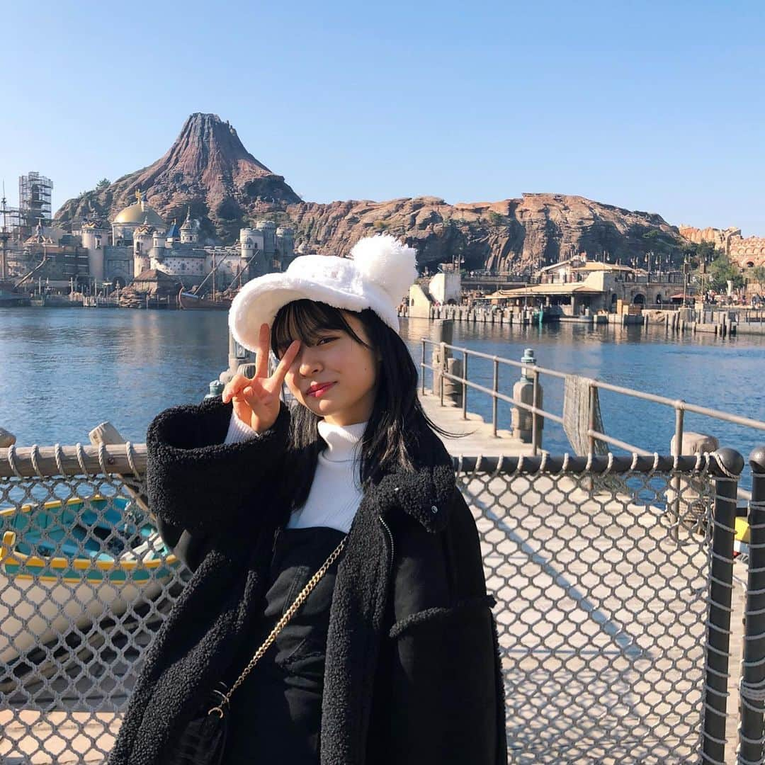 莉子さんのインスタグラム写真 - (莉子Instagram)「2019年﻿ ﻿ 色々話そうかな…とも思ったのですが一周回って文章じゃ伝えきれない！！と思って…やめました！😂﻿ 皆さんがいなければこの素敵で幸せな環境も、今の私もいません　。﻿ 沢山の方に出会え、支えて頂き…。﻿ 感謝感謝です　(^^)﻿ 本当に有難うございました　。﻿ ﻿ p.s.実は大晦日ディズニー　﻿ 楽しかった　、！﻿ また色々投稿しますね　🌥﻿ ﻿ 良いお年を〜　👋🏻❤︎」12月31日 20時40分 - riko_riko1204