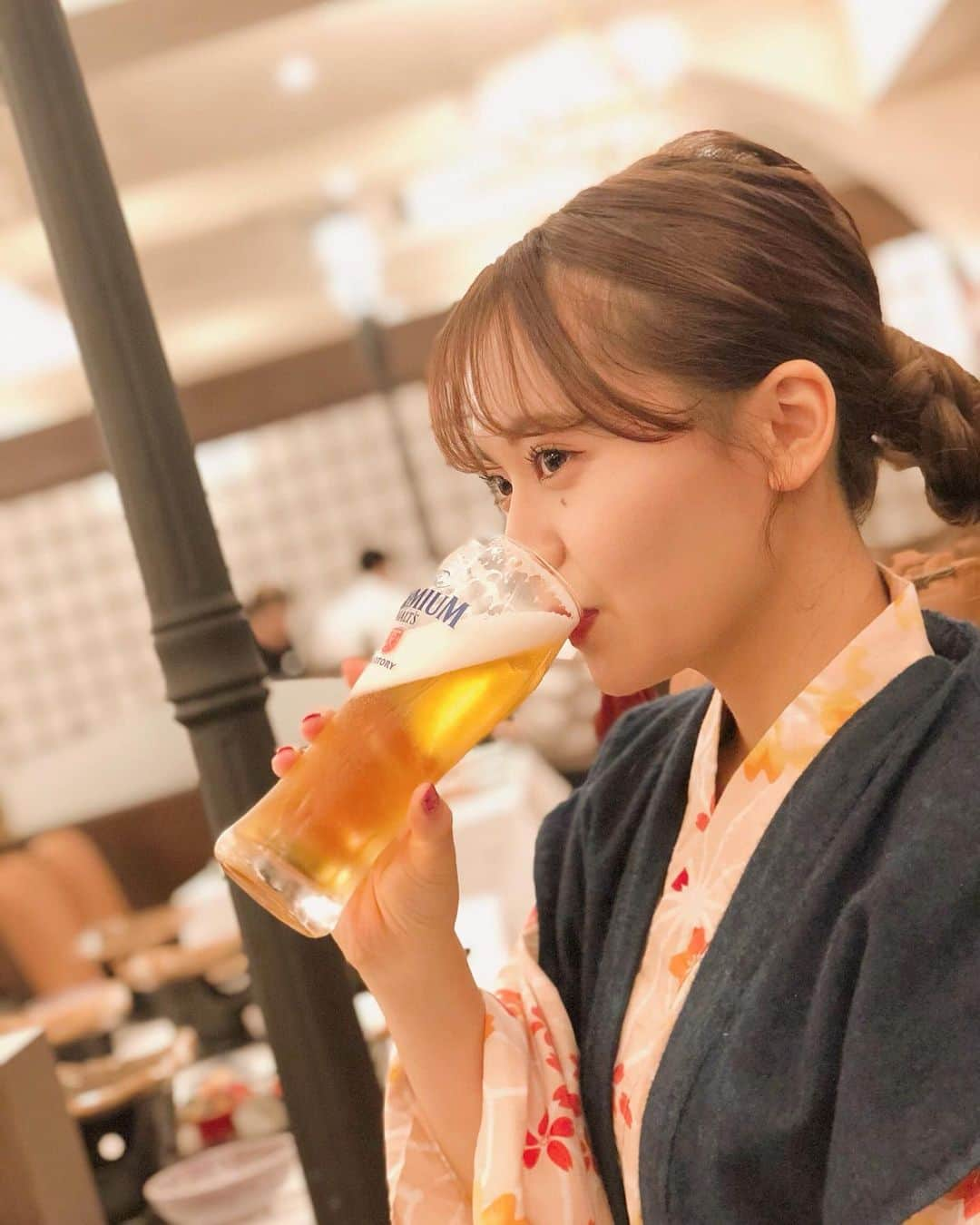 湯本亜美さんのインスタグラム写真 - (湯本亜美Instagram)「ㅤㅤㅤ 秋に行った家族旅行picで締めましょう2019📸❤︎ お父さんが美味しそうに飲んでたから 恐る恐る1口飲んでみてる図🍺 #顔が真剣 #やっぱり苦手 #まだ早かった様です ㅤㅤㅤ ということで! 今年も本当に有難う御座いました！ AKB48の活動の他に 舞台と映画と4つの作品に携われて(映画は来年公開です) 色んなことを学び夢の叶った1年でした🕵🏻‍♀️💭 来年も悔いなく目の前の事に一生懸命になって 頑張りたいと思います！✨ 皆さま(あみおじたち)来る2020年も 応援の程、宜しくお願い致します!!🐭🤍 ㅤㅤㅤ 皆さま良いお年をお迎えください🦦❤︎ #20191231」12月31日 20時42分 - amiyumoto_official