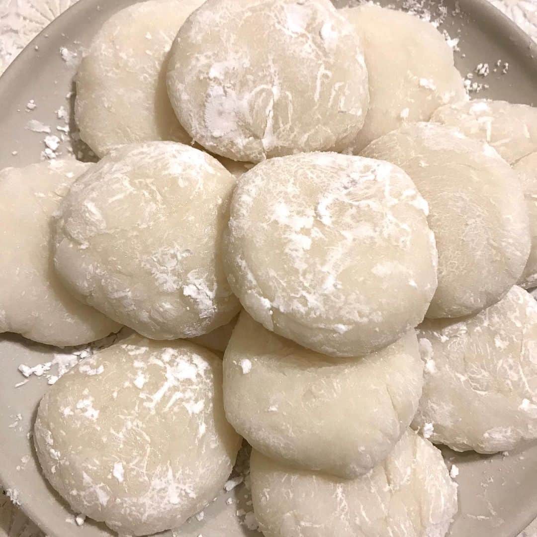 江口寿史のインスタグラム：「九州人だから餅は丸くします。 九州人だからあんこ餅も作ります。 2019年もあと３時間ですね。」