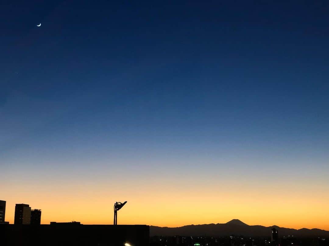 山脇道子のインスタグラム：「🌙 今年の初め頃に撮った1枚 祈るように毎日見ていた空 . Thank you 2019👼🏻 人生で最も幸せな一年でした」