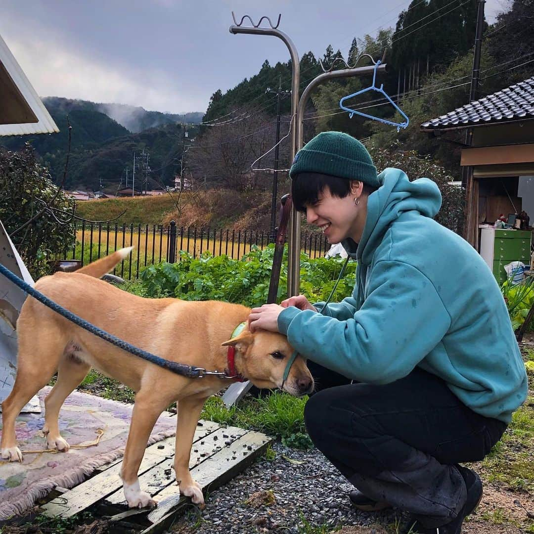 アンディさんのインスタグラム写真 - (アンディInstagram)「大晦日はけいすけと @odakeisuke1120  けいすけの地元に来ました🎍 めちゃくちゃ田舎ですげえリフレッシュできる！  けいすけの友達とも仲良くなれてよかった😹 今年は沢山知り合いができて嬉しい！ 初めてちゃんと来年の目標考えてる！みんな応援してください😆  #大晦日 #年越し」12月31日 20時48分 - andrew_o_k