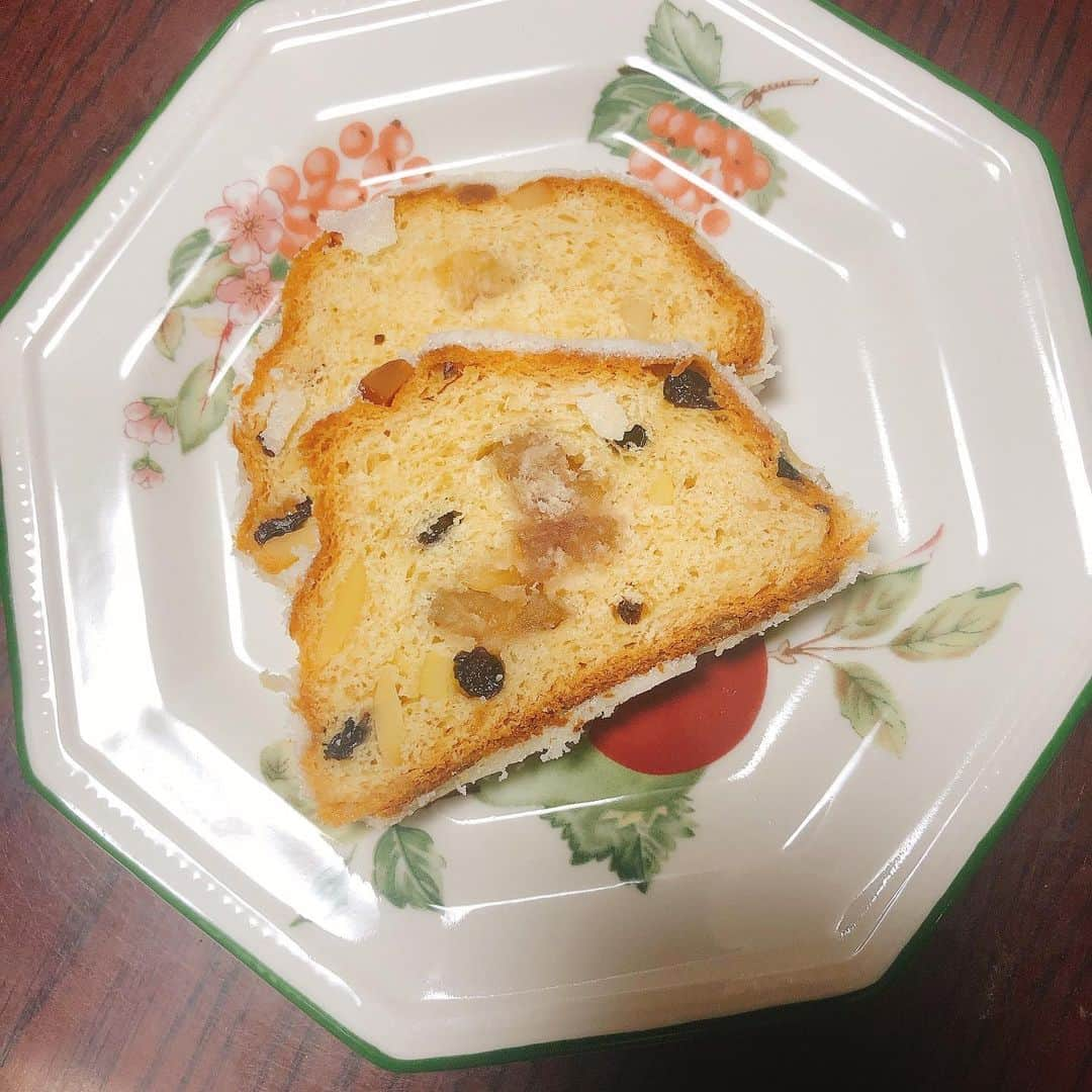 山﨑 薫さんのインスタグラム写真 - (山﨑 薫Instagram)「こんな写真ですが、あまりにも美味しかったので記録。  いつもお世話になっている竹ちゃんから頂いたお歳暮。 実弟の生瀬ヒュッテに頼み込んで作ってもらったシュトーレン。  このシュトーレンがほんまに美味しすぎて、いま紅白見ながらほっこり食べてます🥰  #シュトーレン #生瀬ヒュッテのシュトーレン  #生瀬ヒュッテ #お歳暮ありがたい」12月31日 20時50分 - kaoruyamazaki906