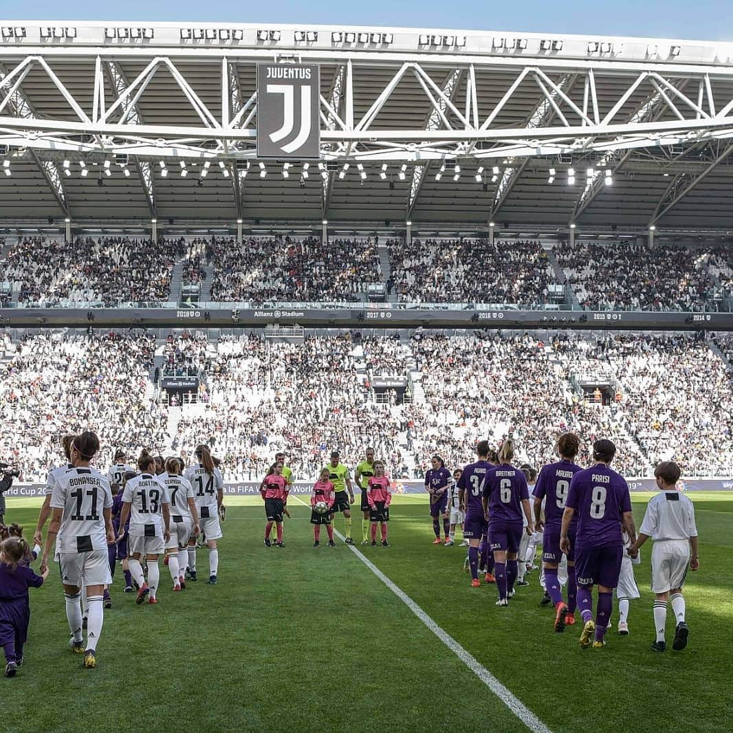 ユヴェントスFCさんのインスタグラム写真 - (ユヴェントスFCInstagram)「#BestOf2019 📸 An UNFORGETTABLE 2019 for these ladies 👏  #FinoAllaFine #ForzaJuve」12月31日 20時51分 - juventus