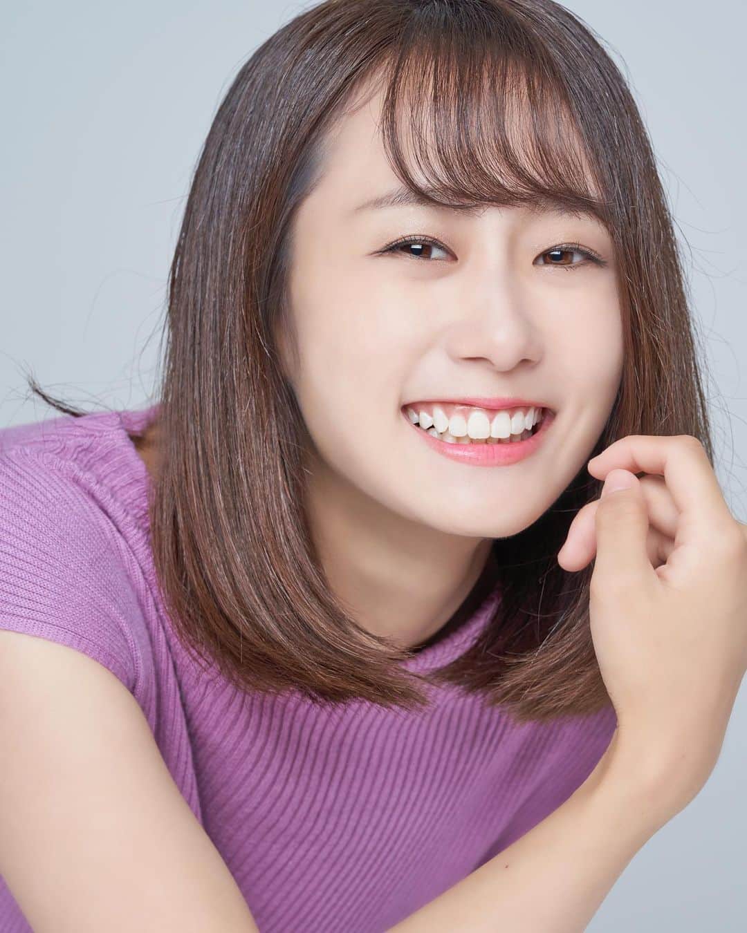 筒井萌子のインスタグラム：「* 皆さま、今年1年ありがとうございました◡̈⋆ ドラマやCM・舞台・ゴルフと幅広くお仕事を させて頂き感謝の気持ちでいっぱいです。 これもいつも応援して下さっている皆様のお陰です♡ ・ ゴルフを始めてちょうど1年。 いつしか本気になっていて目標達成に向かって がむしゃらに頑張ってきました⛳️ 大好きな事をお仕事に繋げられてとても嬉しかったです。 ・ もっともっと皆さんにご報告がしたい！と 思う時も多々あったけどそれも実力。 いつまでも向上心を持ち私らしく頑張ります😊 ・ もう少ししたら情報解禁できるものがあるので お楽しみに〜☺️💕 それではみなさん良いお年を♪ 2020年もよろしくね！ ・ 一回載せた事のある写真だけど笑ってて 素敵に撮ってもらってお気に入りなので♪ 年賀状もこれにしました☀️ ・ #筒井萌子 #女優 #actress #モデル #model #岡山  #shooting #instagood #instalike #converse #撮影 #followme #instalike #ゴルフ #ゴルフ女子 #ゴルフコーデ #골프 #좋아요반사 #子年 #年越」