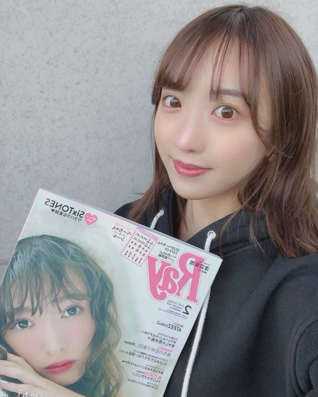 大野真昂のインスタグラム：「☺︎ ・ ご報告 ・ Ray専属読者モデルになりました♥️ ・ 今発売されてる2月号から載ってるよ~！！ 姉妹でプリ❤︎クラの新メンバーに 選んでいただいて嬉しいっ👸🏼💭 Rayでぜひ見つけてみてください😛♡ ・ ・ 2019もあと数時間… 今年もたくさんありがとう ・ よいお年を🥱✨ ・ #ray #プリンセスクラブ #プリクラ #まこりこ #2019ありがとう #2020もよろしくね」