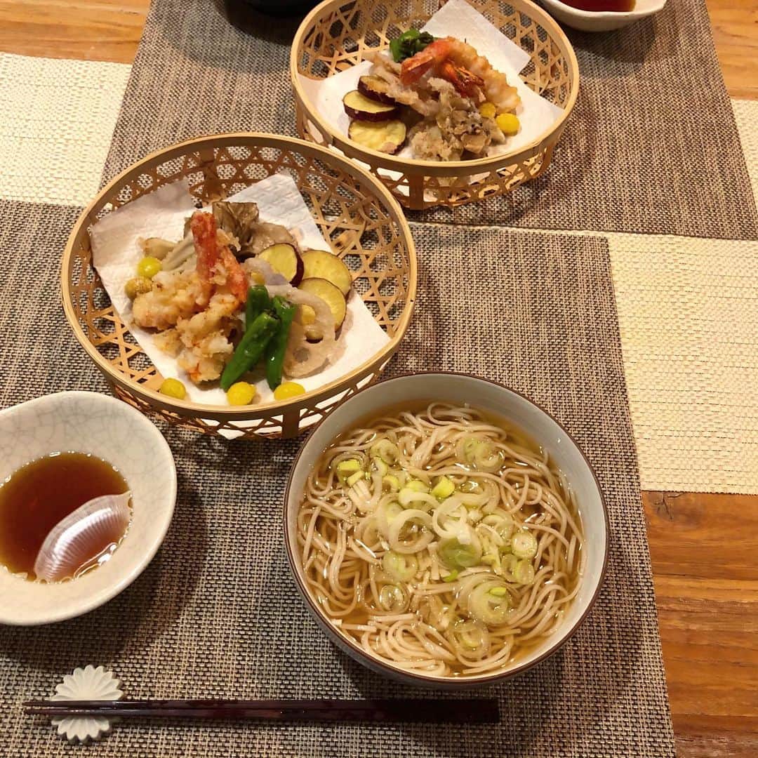 川島令美のインスタグラム：「年越し蕎麦☺︎ 今年は家族３人同じものが食べられるようにと、そばは #創建社 さんの #ひえめん にしました。 小麦を使わずひえとタピオカでんぷんで作られている麺は、コシもありかなりモチモチ。 ほかにもパスタ代わりのきびめんなど、このシリーズは美味しく息子も大好きです☺︎ #小麦アレルギー #年越し蕎麦 #米粉の天ぷら」
