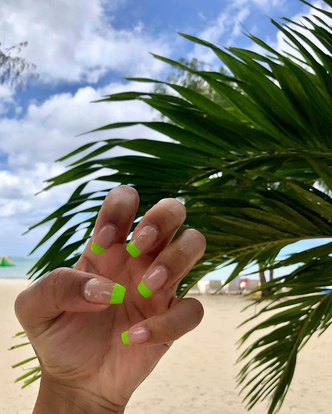 木佐貫まやさんのインスタグラム写真 - (木佐貫まやInstagram)「今年最後のnail🐢🐢🐢 門松🎍ネイルって言われた〜（笑） 今年は沢山ネイルしたな〜 来年も沢山しよっと！🤭（笑）  最後もやっぱりみさとちゃん💕  そして海が綺麗すぎる🏖」12月31日 20時58分 - maaayaofficial