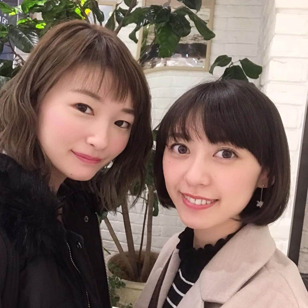 しほの涼のインスタグラム：「2019年大晦日。 大好きな親友に会えました😌✨ 中高生の頃は毎日って位に一緒にいた私達。 あの頃は若かった😅この人と青春遊び倒した😭💕 彼女は変わらずに明るくて元気で可愛いくて芯がしっかりした大好きな友人のままでした✨また会おう‼️‼️ 2019年締め括り最高かよ🙇‍♀️ 本当この人、好きだわぁ。 人として好き。 私の昔も今も全て知ってる友人😂 おばあちゃんになっても親友でいてね☺️ #一生の友達#親友#たかち　←この言葉中高生で何回使った？🧐 #生涯の友達」