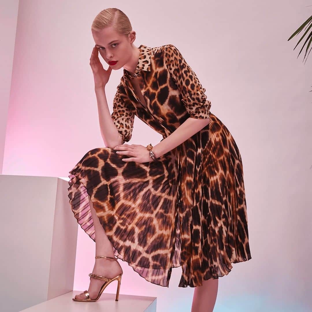 のインスタグラム：「It's all about grace and flair: The #RobertoCavalliResort20 evokes a pure sensuality. #RobertoCavalli」