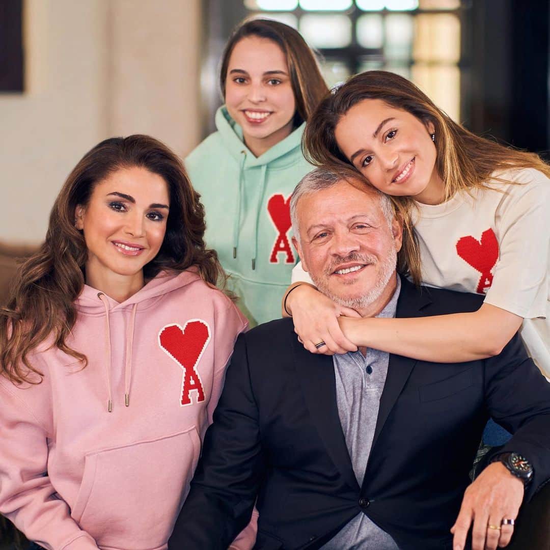 ラーニア（ヨルダン王妃）さんのインスタグラム写真 - (ラーニア（ヨルダン王妃）Instagram)「نختم عامنا بالمحبة، وأحلى شيء ان البنات معنا لنبدأ العام معا. كل عام والجميع بخير! #الأردن #حب_الأردن  What better way to wrap up 2019 than with lots of ❤ and my two girls back from university for the holidays! Happy New Year to you all #NewYear #Jordan #LoveJO」12月31日 21時00分 - queenrania