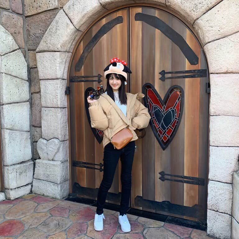 新潮社 ニコラ さんのインスタグラム写真 新潮社 ニコラ Instagram 冬ディズニーコーデ 軽くて暖かいコーデだよ トップスにレースを入れて少しガーリーさをプラスしました アウター Nicoron トップス Wego ボトムス Gu 靴 Nike 組橋星奈 セナ