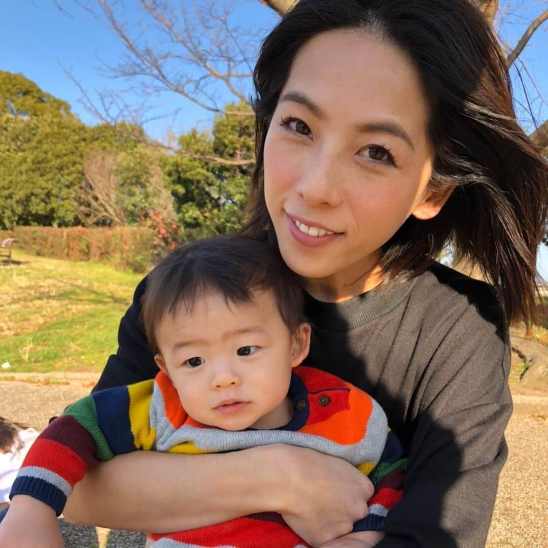 矢沢心さんのインスタグラム写真 - (矢沢心Instagram)「Happy boy♡ よく笑う男の子 皆んなで取り合い笑  最近歩くようになり 拍手などぱちぱち三昧 くちに指を入れられ はなのあなに指を入れられ かおを叩かれる毎日ですが 成長の証が嬉しい❤️ #生まれてきてくれてありがとう #心息子 #魔裟斗family #2019年生まれ #10か月で歩く #でもハイハイもする ＃ずり這いもする #急がないでいいんだよ #ゆっくりでいいんだよ #矢沢心」12月31日 21時03分 - yazawashin.official