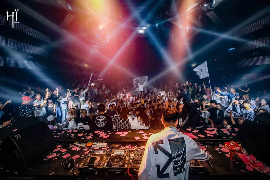 DJ DAIKI（若林大輝）さんのインスタグラム写真 - (DJ DAIKI（若林大輝）Instagram)「【2019年を振り返る】 . 大晦日の今日は1年をゆっくりと振り返りました。 . 2019年はDJとして海外への活動にフォーカスし20ヵ国近くクラブやフェスに出演し『世界で仕事をする』という自分の人生のヴィジョンに一歩進んでいけた年となりました。 . 自分が正しいと思う道を信じて 全力で行動すれば必ず 結果がついてくると確信できた1年。 . そしてあと数時間で迎える2020年。 . 来年はたくさん新しい事に挑戦する 勝負の年なので 2020年末にまた振り返った時に 過去最高の年になるように 年明けからすぐ準備を していきたいと思います。 . 2019年は色々な場面で サポートしてくれた仲間達 そしてご一緒してくださった 方々には心から感謝しています。 本当にありがとうございます！ . 皆様にとって2020年が笑顔溢れる 素晴らしい年になりますように👏✨ 良いお年をお迎えください😊」12月31日 21時03分 - daiki.wakabayashi