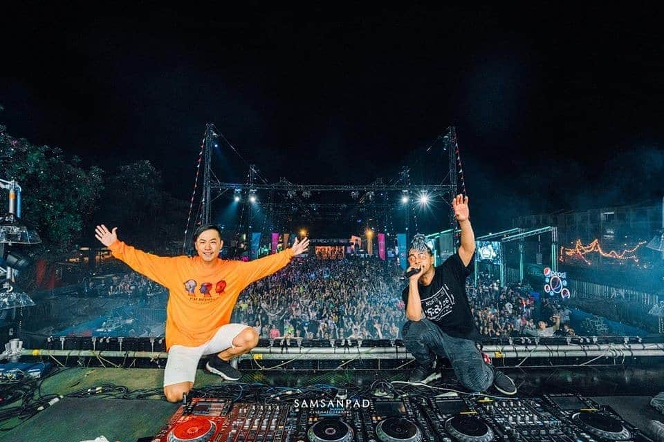 のインスタグラム：「【2019年を振り返る】 . 大晦日の今日は1年をゆっくりと振り返りました。 . 2019年はDJとして海外への活動にフォーカスし20ヵ国近くクラブやフェスに出演し『世界で仕事をする』という自分の人生のヴィジョンに一歩進んでいけた年となりました。 . 自分が正しいと思う道を信じて 全力で行動すれば必ず 結果がついてくると確信できた1年。 . そしてあと数時間で迎える2020年。 . 来年はたくさん新しい事に挑戦する 勝負の年なので 2020年末にまた振り返った時に 過去最高の年になるように 年明けからすぐ準備を していきたいと思います。 . 2019年は色々な場面で サポートしてくれた仲間達 そしてご一緒してくださった 方々には心から感謝しています。 本当にありがとうございます！ . 皆様にとって2020年が笑顔溢れる 素晴らしい年になりますように👏✨ 良いお年をお迎えください😊」