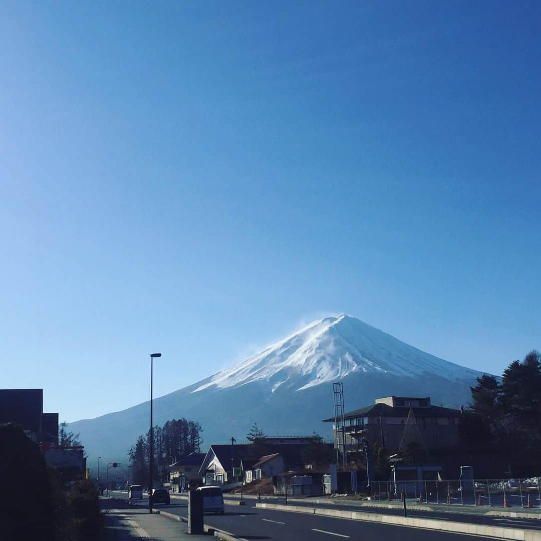 ほうとう 富士の茶屋さんのインスタグラム写真 - (ほうとう 富士の茶屋Instagram)「こんばんは、富士の茶屋です🗻 ・ 今年も多くの方に助けられながらお客さんをお迎えする事ができ、本当にありがたく感じております。 お店をしていると日々色んな方との出会いがあります。それが私達にとって嬉しく、とても力を頂いております。そんな当店にお越し下さった方々に来て良かったと思ってもらえるお店作りを、変わらず気取らずに来年も続けていきたいと思います。 皆様、良いお年を😊 ・ #ほうとう#富士の茶屋#農家#hototo#近く#富士山#富士山5合目#すばるランド#富士急ハイランド#河口湖#山中湖#忍野八海#年末」12月31日 21時05分 - hoto_fujinochaya