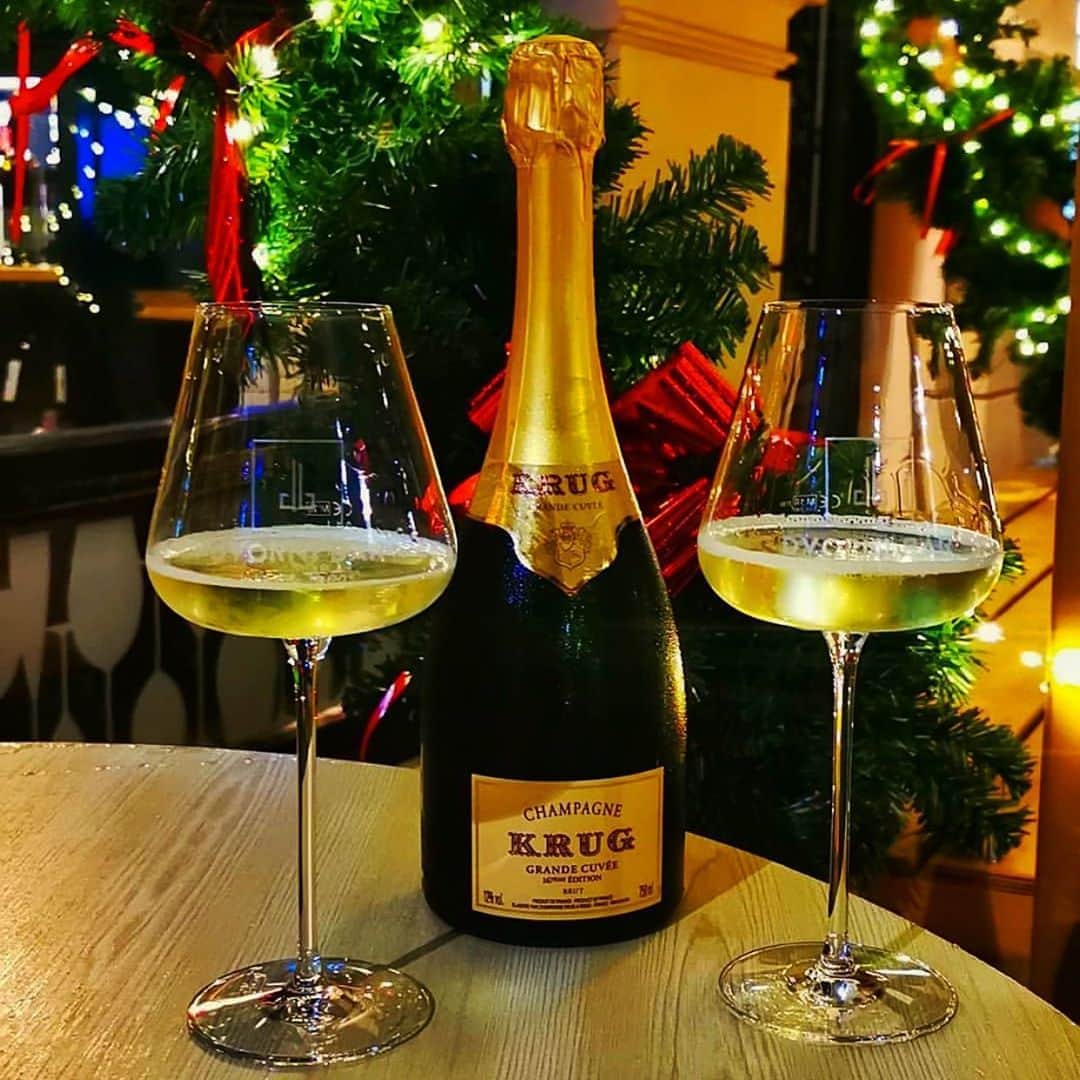 イタレッセさんのインスタグラム写真 - (イタレッセInstagram)「A bottle of excellent wine, our professional glasses to enjoy it, a smile, the pleasure to cheers with friend to the new year... we imagine your day like that... and we wish you a happy 2020, full of emotions! Cheers!  Tnx to @dvornibar for the picture #italesse #professional #wine #glass #etoile #sparkle #glassware #tasting #bubbles #champagne #krug #spumante #bollicine #happynewyear #2020 #sommelier #emotions #sommelierlife #instawine #winelover #cheers」12月31日 21時08分 - italesse