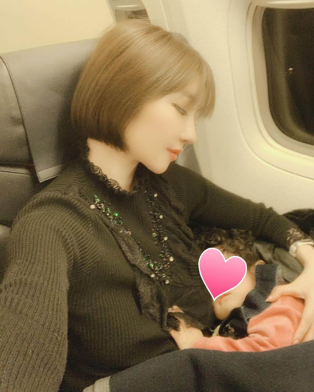 森下悠里さんのインスタグラム写真 - (森下悠里Instagram)「彼の実家に帰省中✈️✨ - 娘が生まれてから国内線、国際線と ✈️何度も乗ってるけど 今のところ泣かずにお利口さん 毎回タイミング良く 寝ててくれてママは大変助かります - 後ろの席で耳が痛いのか 大泣きしてる赤ちゃんがいて その対応に慌ててるお母さん💦 - お疲れなのかな その光景を鋭い目で睨みつけてる人もいて - どっちの気持ちも 立場も理解できるので なんだか複雑な気持ちです - とりあえず 赤ちゃんも耳が痛いのが良くなって ママもほっと、一安心できて お疲れの方も寝れて - みんなが快適に過ごせたらいいよね💓 - #年末年始 #帰省中 #母の呟き」12月31日 21時08分 - yuurimorishita