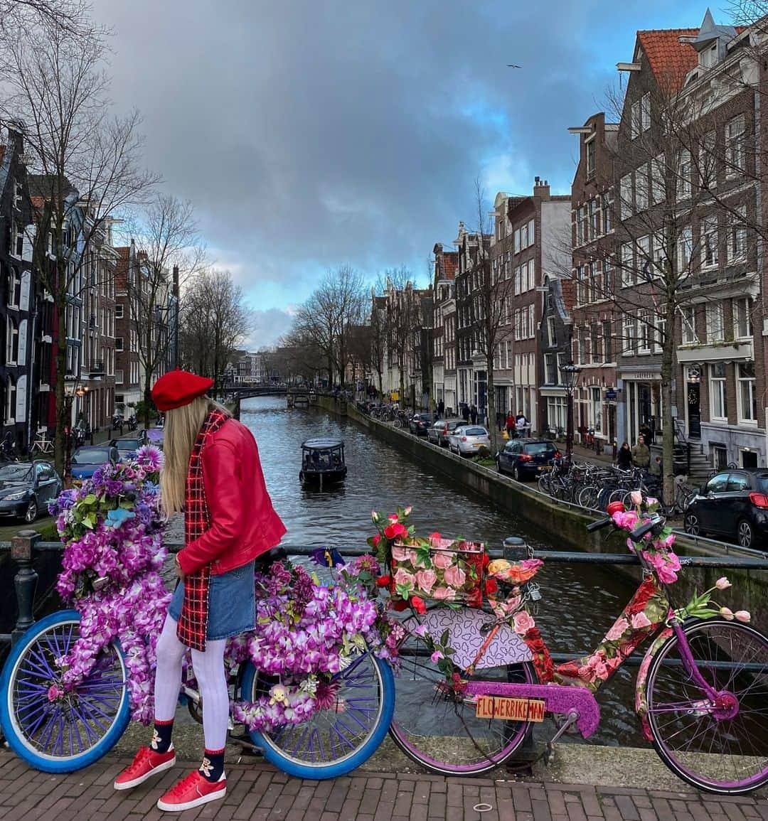 National Geographic Travelさんのインスタグラム写真 - (National Geographic TravelInstagram)「Photo by Muhammed Muheisen @mmuheisen | A tourist stands next to bicycles decorated with flowers along a canal in Amsterdam. For more photos and videos from different parts of the world, follow me @mmuheisen and @mmuheisenpublic. #muhammedmuheisen #Amsterdam #Netherlands #canal」12月31日 21時08分 - natgeotravel