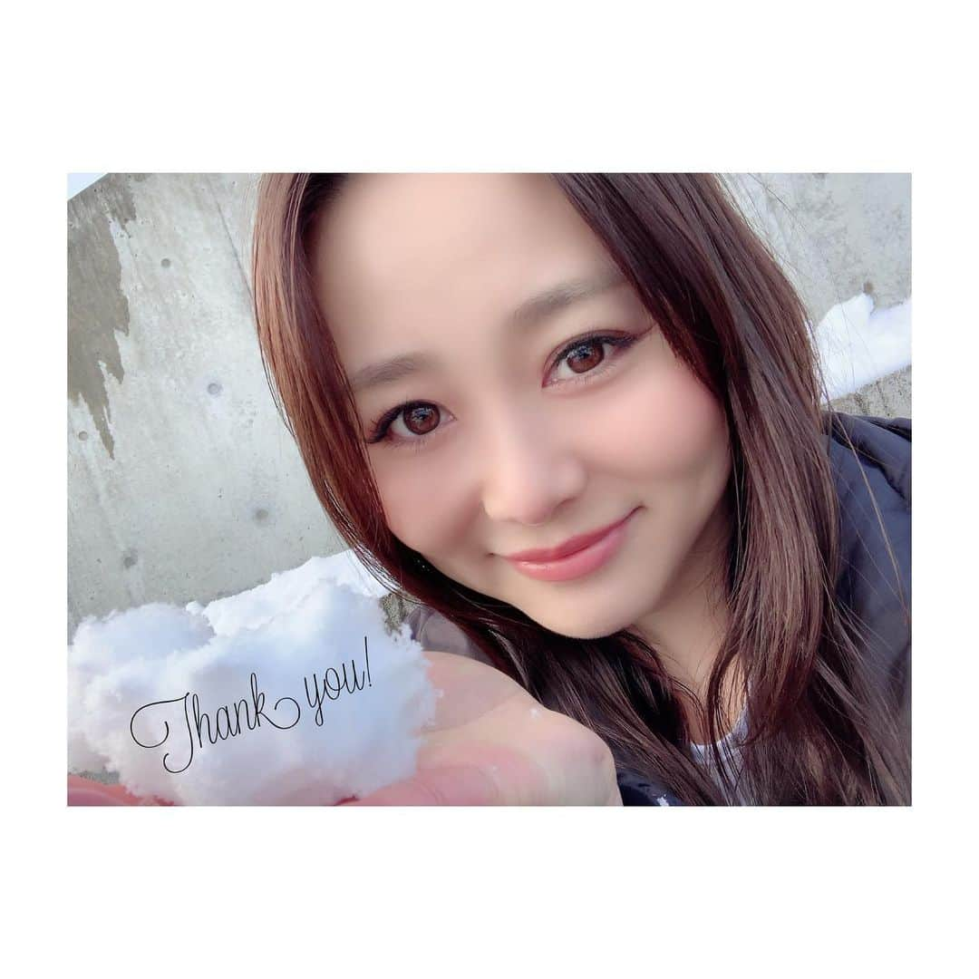 阿井莉沙さんのインスタグラム写真 - (阿井莉沙Instagram)「あと少しで２０１９年も終わり✨  今年は振り返ると「出会い」の年だったように感じます。  様々素敵な出会いから新たな世界に出会えた事。 新しいチャレンジができることを幸せに思います。  人生はあっという間に過ぎるものだからこそ 小さなことにも愛を持ち取り組み、 悔いのないように、また来年も挑戦していきたいと思います。  そしてその中でいつもたくさんの優しさや力を与えてくれる家族、友人、皆さんに少しでも笑顔を届ける事ができるように☺︎ 私も努力していきたいと思います。  皆さんにとっても2020年が素敵な年となりますように✨  今年も一年間ありがとうございました🌟  #2019#2020 #一年間ありがとうございました #写真の雪は札幌戦の時の雪 #雪を見てまだまだテンションが上がる⛄️ #オフは試合が無くて寂しいですが #また来年もどんなシーズンになるか楽しみです⚽️ #来年もよろしくお願いします😊」12月31日 21時12分 - ai_risa910