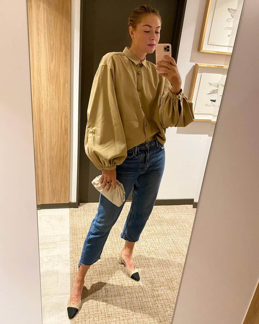 マリア・シャラポワのインスタグラム：「New Years Eve, back on the road in 🇦🇺🐨. Dressed up to dress down...pj’s and a jet lagged smirk by 10pm. Happy 2020!! 👋🏼😊」