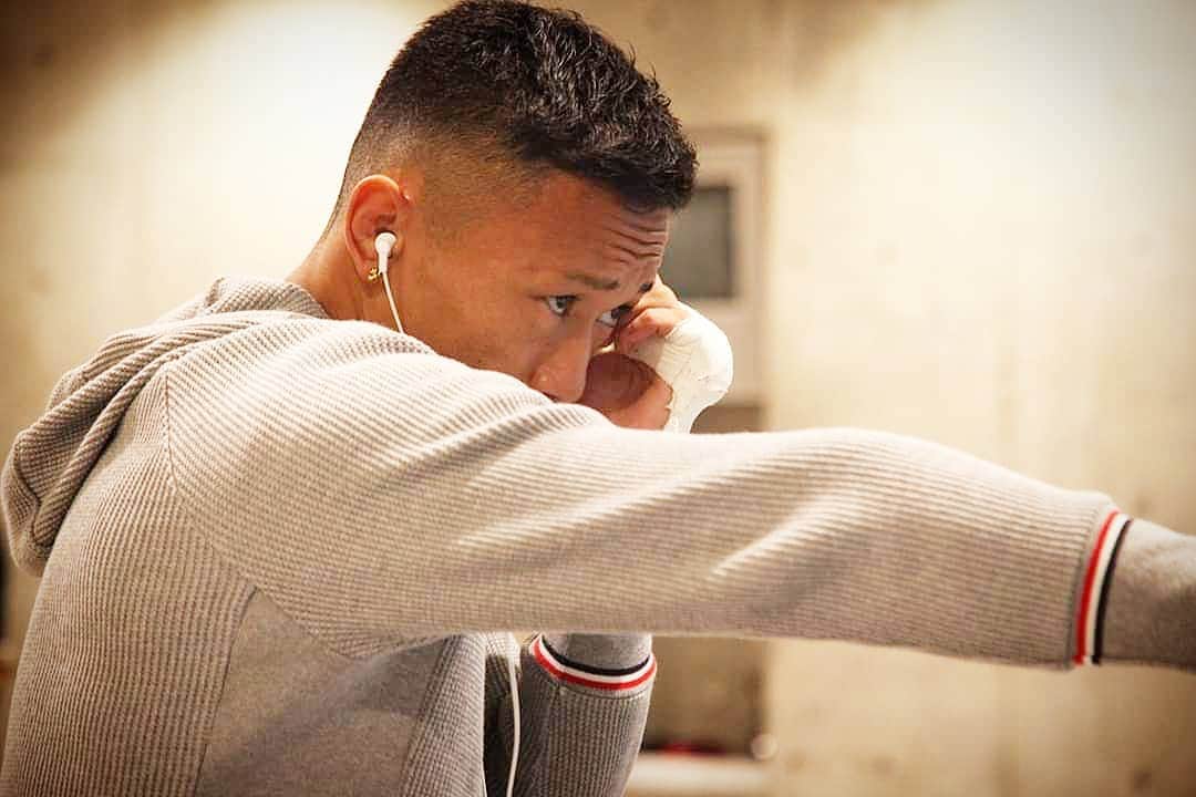 梅野源治のインスタグラム：「【2019年】 試合結果は4勝1敗。  今年も挑戦の年だった。  ダメな時もあればいい時もある。 人生はそんなもの。  いい時もダメな時もずっと応援してくれた方たちには本当に感謝👍 来年も挑戦‼️ 2019年もありがとうございました😄 #俺の仲間はみんなすげー #仲間の力を借りて来年も頑張りますか  C)佐藤タケシ」