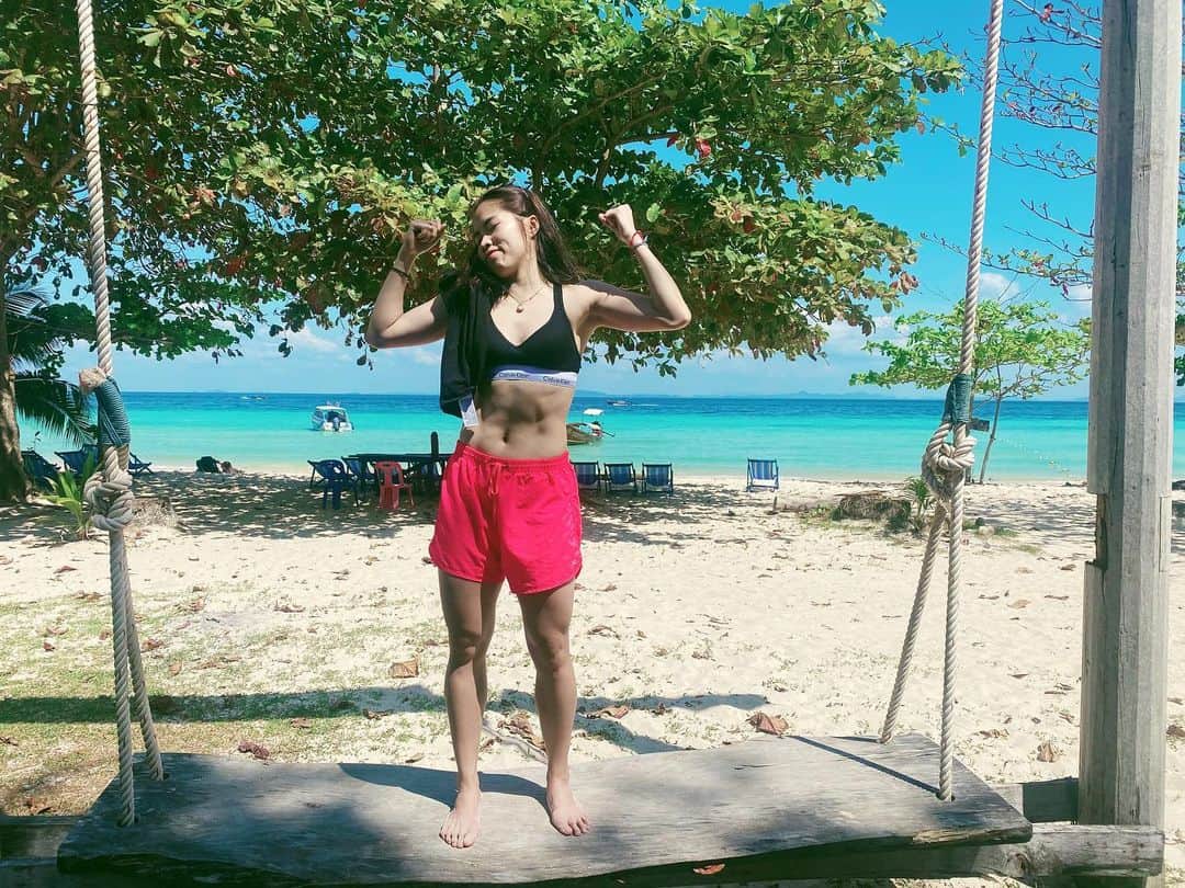 ラチャノック・インタノンのインスタグラム：「ทะเลมีคลื่นอาจไม่ราบรื่นเท่ามีเรา 😜 รูปสุดท้ายของปี 2019 กับการเบ่งกล้ามหน่อยๆ #krabi #krabithailand」