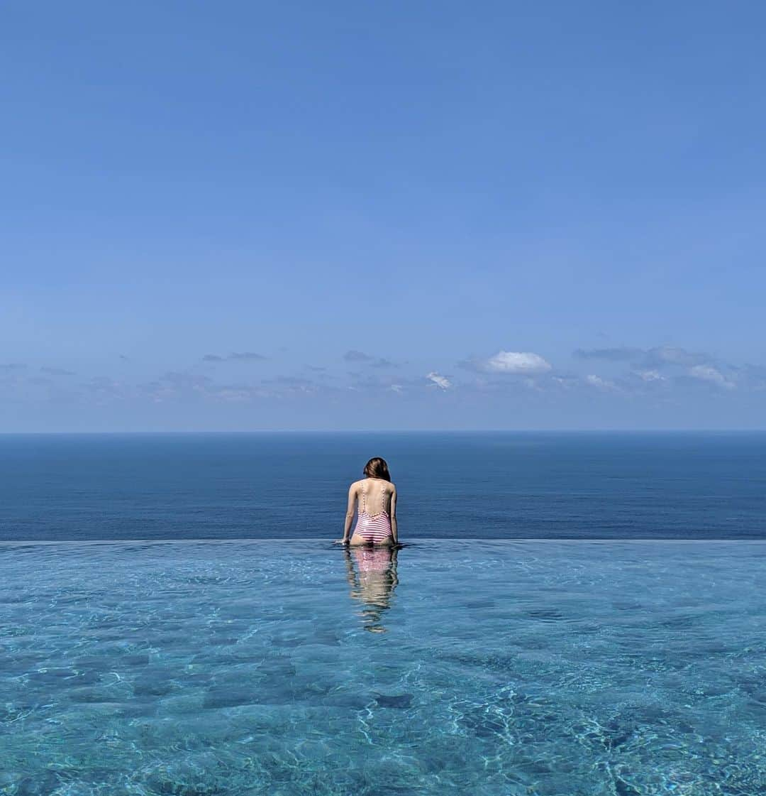 石井リナさんのインスタグラム写真 - (石井リナInstagram)「2019年のベストバイはSix Senses Uluwatuへの宿泊でしたね。流石のSix Sensesシリーズで、とっても静かでゆっくりしていて、大人の贅沢体験でした。同じ系列の他のエリアにも宿泊しに行きたい🤔写真は全部Google pixelで、私か彼が撮っていて旅行中は一眼いらずでした。良いお年を〜🎍💛 . #sixsensesuluwatu #sixsenses #balitrip #bali #uluwatu #balihotel #バリ #バリ旅行 #バリホテル」12月31日 21時27分 - rina_ishii_99