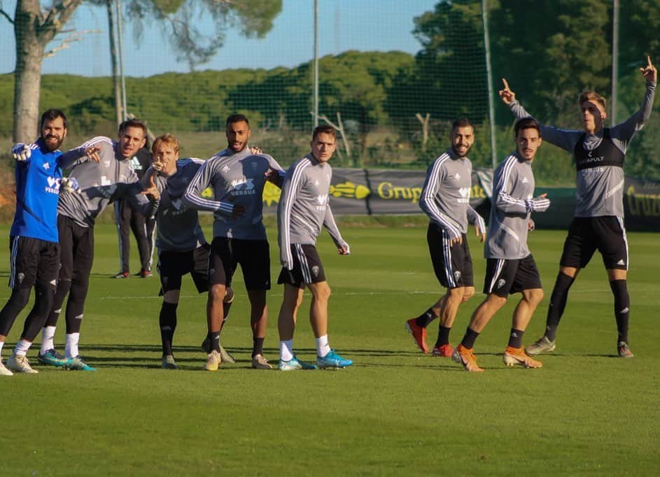 アレハンドロ・フェルナンデス・イグレシアスのインスタグラム：「Último entrenamiento del año ✅  Por muchísimos más con estos compañeros🧡」