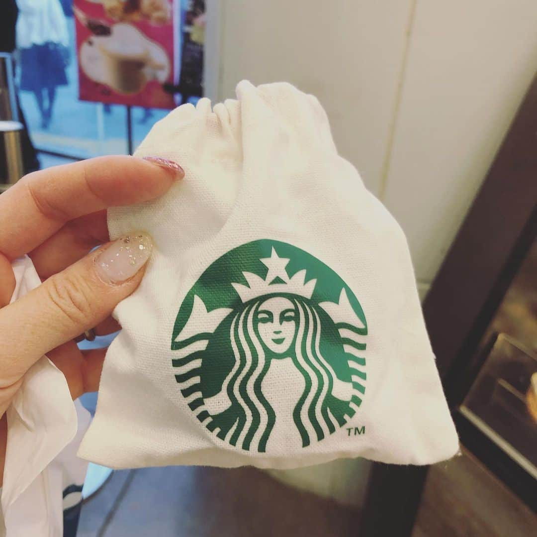 Liaさんのインスタグラム写真 - (LiaInstagram)「ファンの方から頂いたスタバドリンクチケット☕️付いてくるミニカップが可愛すぎる💕みんなからのプレゼント、一つ一つが可愛くて、素敵で☺️毎日開けるのが楽しい💓みんな、ありがとう！いよいよ今年2019年も終わりですね。 どうぞ良いお年をお迎えください🤗⭐️」12月31日 21時20分 - lia_vocalist