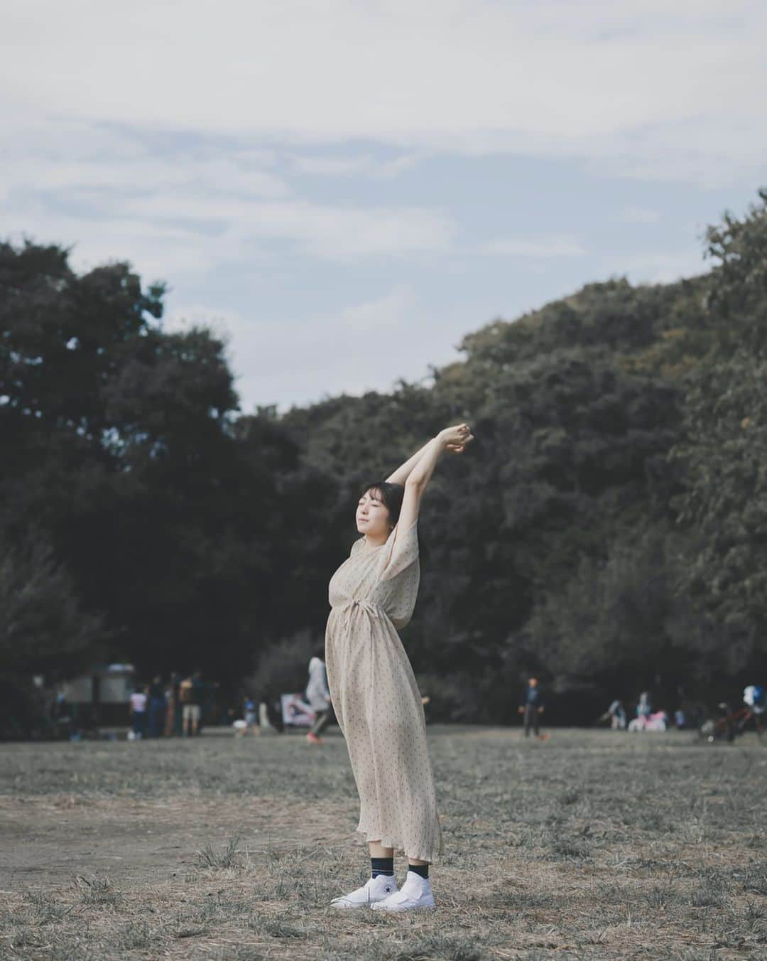 門前亜里のインスタグラム：「2019年もあとほんの少しで 終わりですね。 .  全然そんな実感は持てないままですが、自分なりに1年振り返ってから新しい年を迎えたいなと思います。 (写真もつけて振り返ろうと思ってたのに10月に携帯変えちゃって写真全くなかった) .  今年特に、学びがあったのは2-4月に #平成シェイクHANDS という期間限定アイドルグループのプロデューサーを務めた経験でした💫 「平成最後のアイドル」をキャッチコピーに、3/31に結成し、4月は東急ハンズ渋谷店さんで毎日ライブを行い、4/30平成最後の日に解散ライブを開催するという短い期間の中で活動を詰め込みまくった企画でした。  人を束ねたり、指示を出すことが得意ではない自分にとって、2月の準備期間から自分の力不足をずっと感じ続けながらも毎日何かしら手を動かすしかなかったのですが、自分に足りない経験値を沢山増やしてくれた3ヶ月間でした。 バタバタと毎日が過ぎていく中で、沢山の方に温かく支えて頂きました。 支えてくれている人がいる、助けてくれる人がいるということを、こんなにも実感しながら何かを頑張れるってめちゃくちゃしあわせだ〜〜！と思いながら過ごしていました。 本当に、ありがとうございました🙏☺️ .  7月にはハコムス写真集『ニライカナイ』の撮影&合宿にスタッフとして参加させてもらい、1週間まるごと沖縄に行ってきました！ 鈴木Pからスタッフやって欲しいと言われたとき、 えっ人生初沖縄や〜( ◜௰◝ )  くらいの気持ちで引き受けたのですが、1週間毎日早朝から晩までずっと忙しく怒涛の日々で撮影のスタッフさんてこんなに大変なんだ………………と深く学びました🙏 出来上がった写真集、クレジットにアシスタントプロデューサーとして名前を載せてくれていて嬉しかったな。 .  7月末にはハコムス2ndコンサートにも出演させて頂いて、 12月にもぽにょのトークイベント　#ぽにょ100  にゲストで呼んでもらって なんだかいつまでもお世話になり続けています。 卒業してから1番ハコムス充だった1年だった気がします☺️ 長くなってしまったけど 2019年 沢山の方と関わることが出来て、新しく挑戦できたこともあり、しあわせでした。 沢山沢山、お世話になりました。ありがとうございました。  でも怠けちゃったことも沢山思い出される年でした。 2020年はもっと自分から色んなところに飛び込んで、手を伸ばして何かを掴めるような年にしたいです。  来年のこの日には、自分がんばった！！！と胸張って言えるような年にしたいな　しなきゃだな  2020年、また会える機会をちゃんとつくりたいと思ってるのでその時にはまた笑顔で会いましょう🥺来年もよろしくお願いいたします！  おしまい」