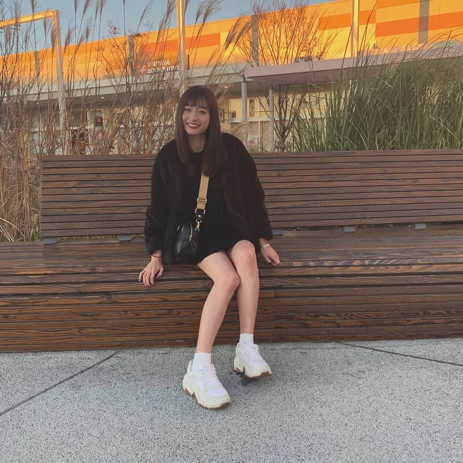 鈴木えりかのインスタグラム：「. 毎年大晦日お馴染みのガキ使見ながらすごしてます👀 みなさん、良いお年を〜 . . . . #大晦日 #真っ黒コーデ #gu #earthmusicandecology #lilybrown #bershka #brack #white #code」