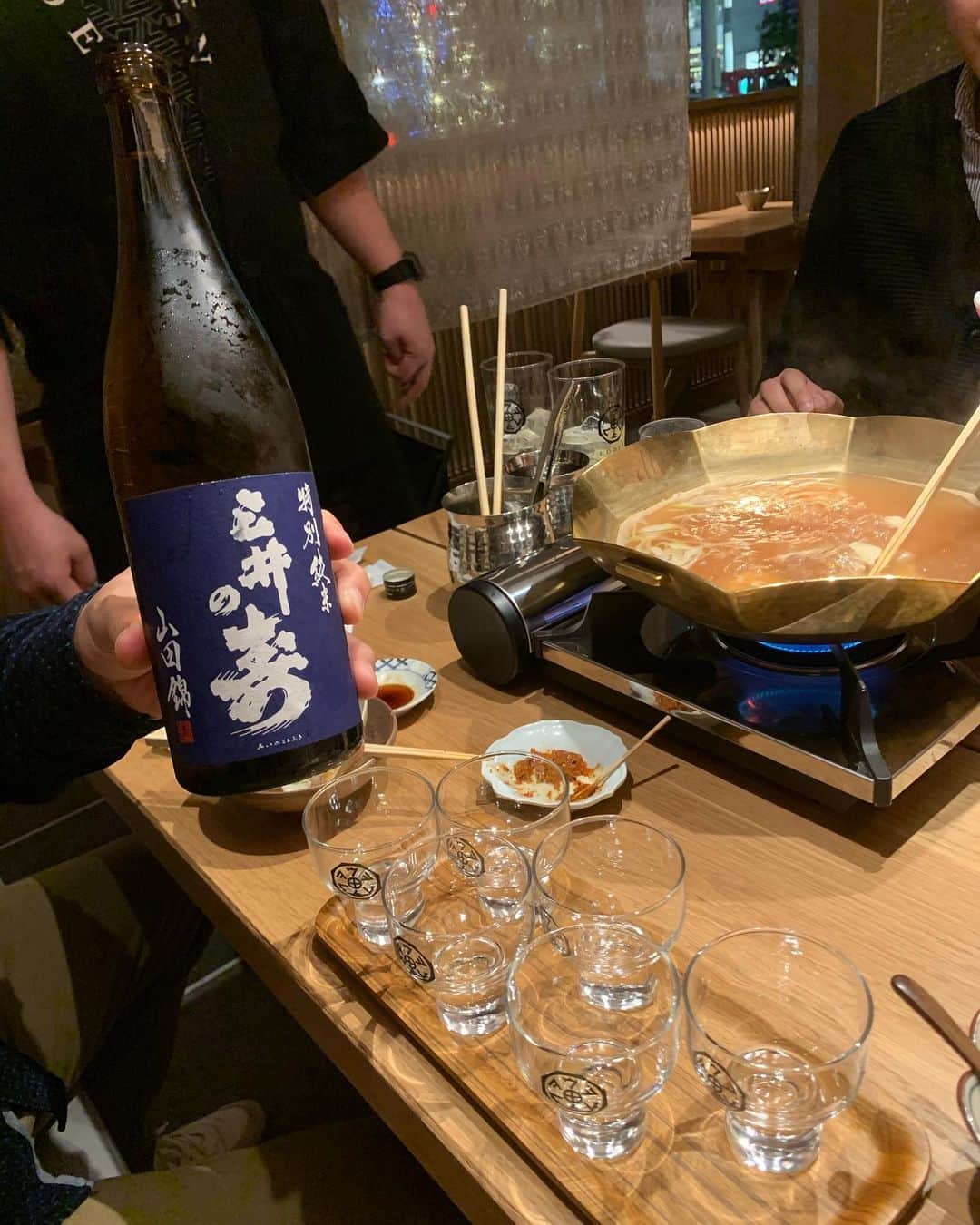 大久保麻梨子さんのインスタグラム写真 - (大久保麻梨子Instagram)「回到日本囉！ 回老家前先去福岡的酒蔵參觀參觀。 看到製造美味的日本純米酒的過程，很有趣。 開始住在台灣之後對日本文化更有興趣，好想再深入了解。 2020年目標就是了解更多的日本文化！ 並介紹給台灣的大家。 #日本酒 #純米酒 #日本 #福岡 #酒蔵 #山の壽 #みいの寿 #三井の寿  お正月を家族と過ごすために日本に帰ってきました！ 実家に戻る前に、福岡の酒蔵　#山の寿酒蔵　さん　#三井の寿　さんにお邪魔させていただきました。 美味しい純米酒が造られるまでを丁寧に教えていただき、モロミが発酵しているところもみせていただいて興味津々。 台湾に住んで尚更日本の素晴らしい文化を発見し、改めて学びたくなります。 2020年も学びの年にしたいです。 みなさま良いお年を✨」12月31日 21時23分 - marilog0907
