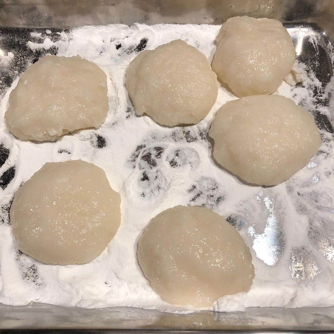 池田有希子さんのインスタグラム写真 - (池田有希子Instagram)「生まれて初めて鏡餅を餅米を炊くところから作ったら自画自賛が止まりません。愛おしい！柔らかく炊いたらいささか引力に負けているところも可愛い。個人的にネ〇ミがダメなので自分基準でOKなハリネズミを。紙垂は揚げ物用敷紙、昆布はお出汁用。 #kagamimochi #ricecake #yearoftherat #schleich」12月31日 21時36分 - yukikoikeda