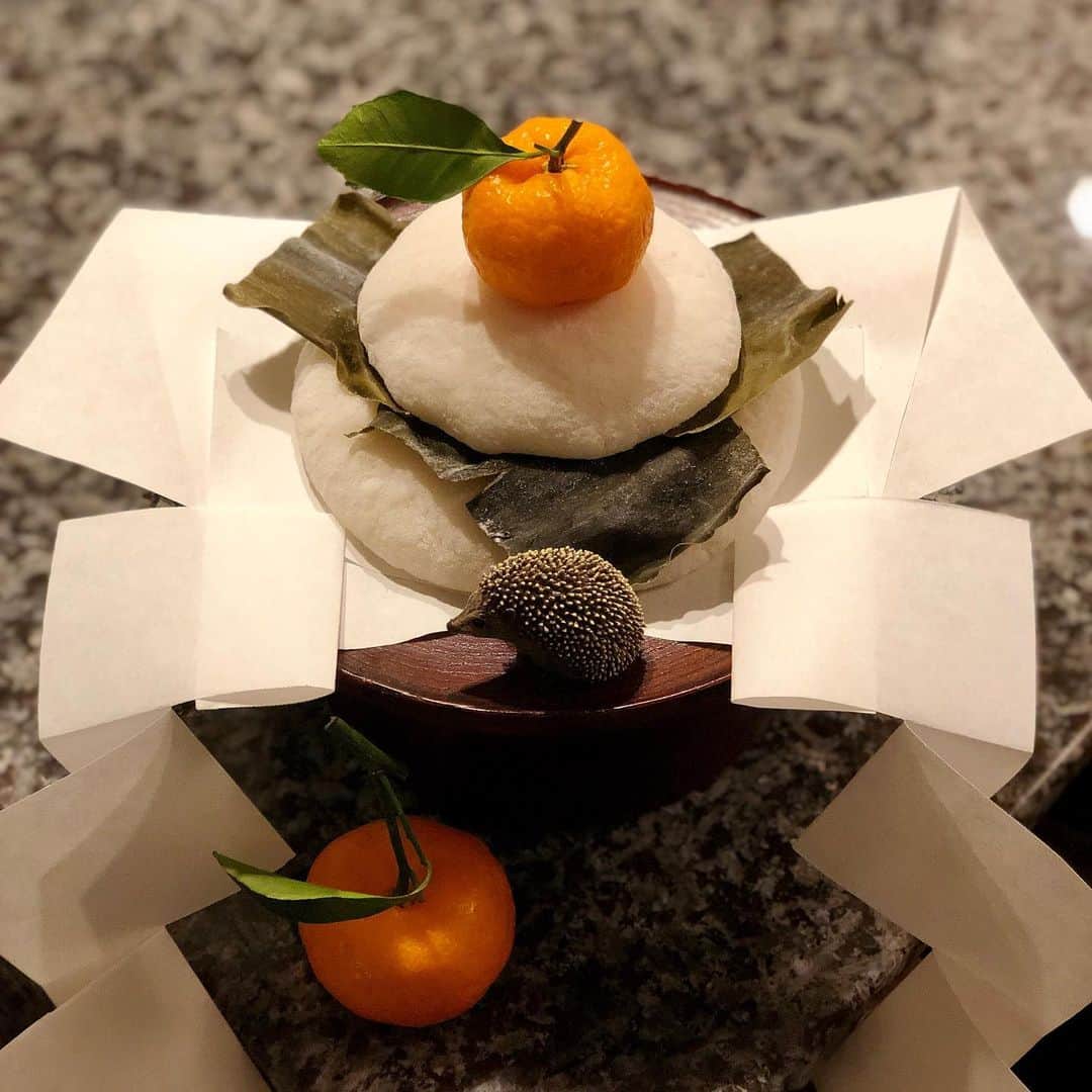 池田有希子さんのインスタグラム写真 - (池田有希子Instagram)「生まれて初めて鏡餅を餅米を炊くところから作ったら自画自賛が止まりません。愛おしい！柔らかく炊いたらいささか引力に負けているところも可愛い。個人的にネ〇ミがダメなので自分基準でOKなハリネズミを。紙垂は揚げ物用敷紙、昆布はお出汁用。 #kagamimochi #ricecake #yearoftherat #schleich」12月31日 21時36分 - yukikoikeda