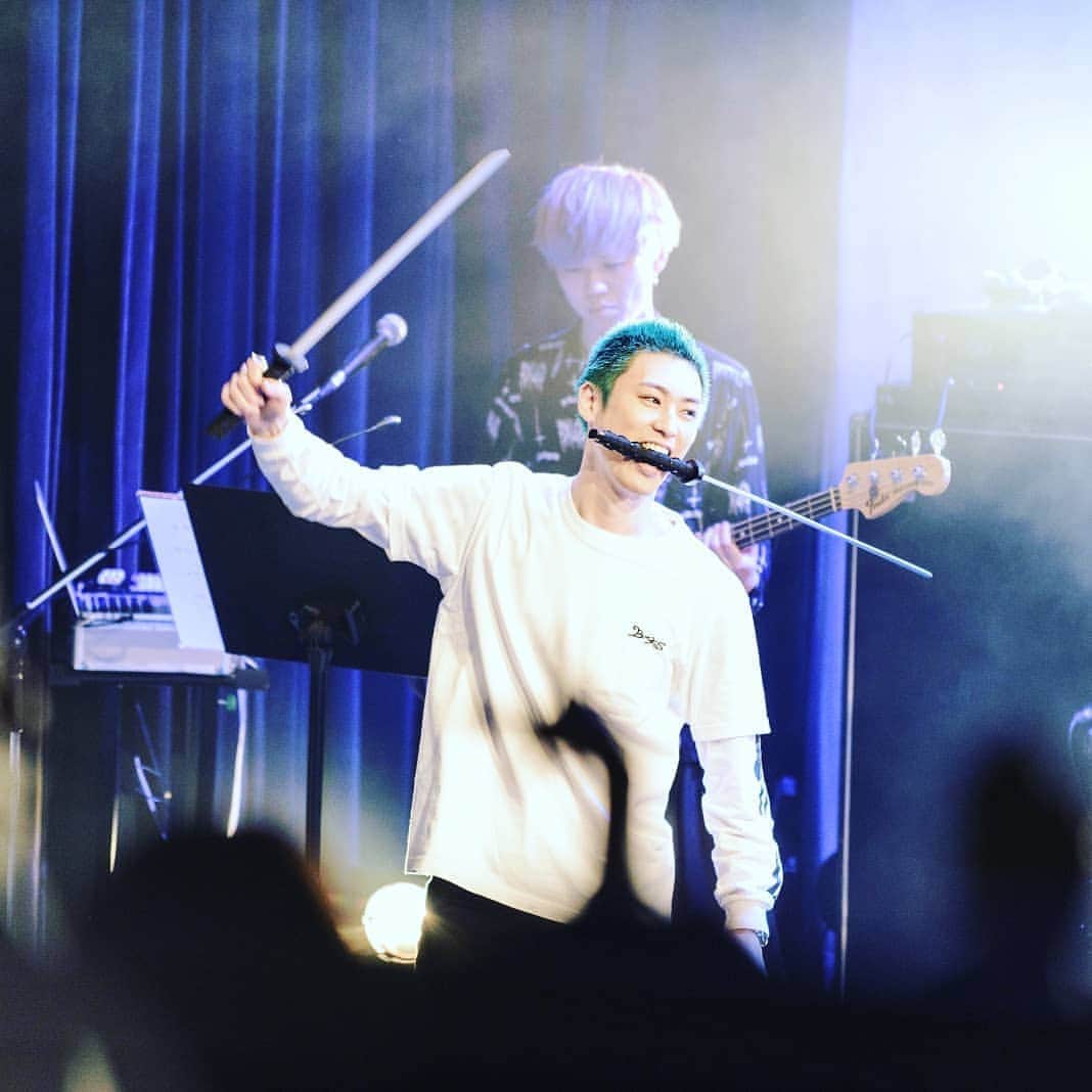 塩田康平のインスタグラム：「・BUCKS ワンマンライブでゾロになる ・STAR☆SPECIALで豪華メンバーと共演 ・初めて自分の誕生日ライブ ・舞台ヒロイン河野全役で出演🙌 ・平成が終わり　ありがとう平成 ・令和が始まる　よろしく令和 ・初めての野外フェスに出る　餃子笑 ・舞台銀牙スミス役で出演　犬になる笑 ・舞台この音とまれ　箏をマスター✌️ ・台風でワンマンライブが中止に😢 ・PERSONA5 theStageで怪盗に🕶️ ・30日に仕事納め🖤  今年も沢山の素晴らしい方達に出会い、多くを学べた１年でした(^^) 来年は今年以上に自分を磨き、皆様に沢山の感情を与えられるよう仕事に励みます🙆  今年１年ありがとうございました(^^) 来年も宜しくね🙋  #今年を10枚で振り返る #今年  #来年もよろしくお願いします  #塩田康平 #そろそろイベントとかもやってみるか #来年も楽しい1年に  ファボにコメントくれた方再投稿ごめんね🙏」
