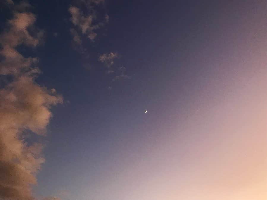 中田絢千のインスタグラム：「☽ 2019年もありがとうございました。  今年はとにかく、予想だにしないこと沢山で 時にぴきりと心にひびが入る音が小さく聴こえることも。 でも、それは、 ひび の隙間から新しくうまれてくること、人にすくい上げてもらっていること、そんなことたちを丁寧に学べる大切な機会なのだとふりかえりつつ思う大晦日です。  来年は、今年より多くのガッツポーズを！するぞ！ いつもみなさんありがとう。 どうか良いお年をお迎えくださいね。#nofilter」