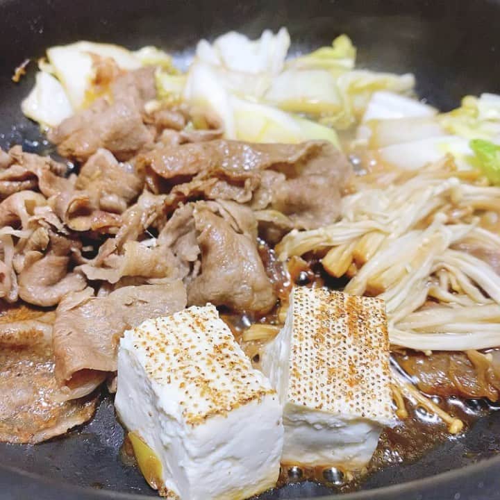 鎌田梢のインスタグラム：「年末感ゼロですき焼き食べてます。みなさま、よいお年を。 #大晦日　#すき焼きうまい #姉妹で年越し」