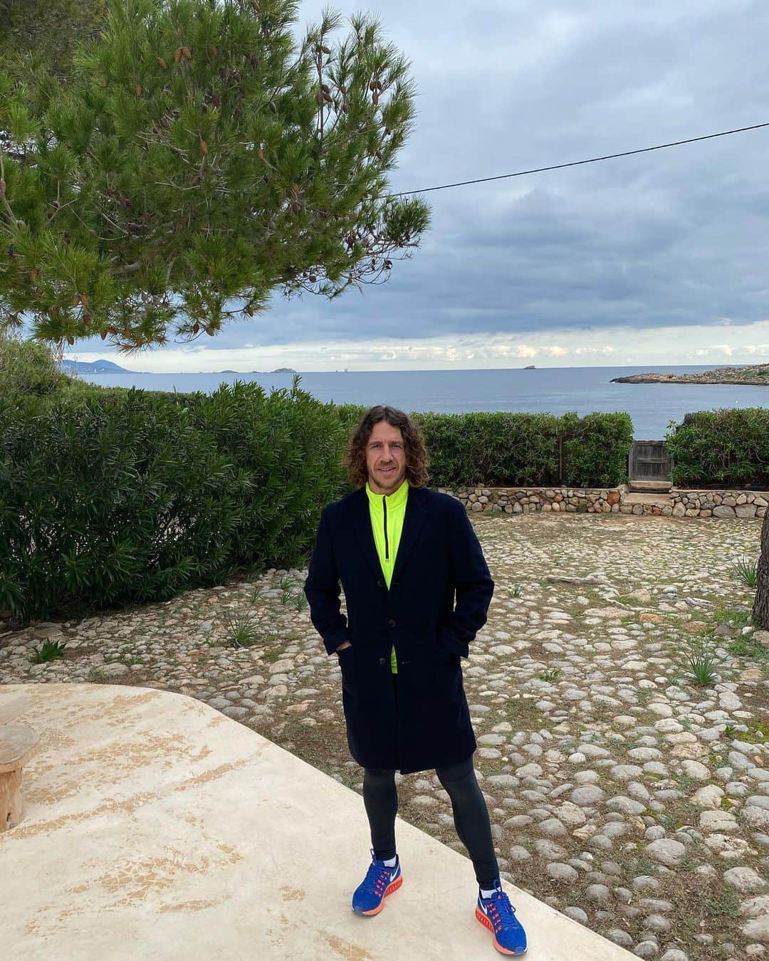 カルレス・プジョルのインスタグラム：「Preparado para despedir el 2019. #arregladoperoinformal 😂😂 feliz año nuevo a todos, mucha salud y alegría. 😘」